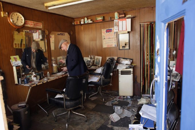 Rioters Loot Tottenham Barber Shop…Leave Signed Peter Crouch Picture Behind…